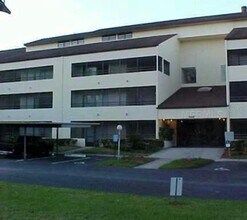 13612 S Village Dr in Tampa, FL - Building Photo - Building Photo