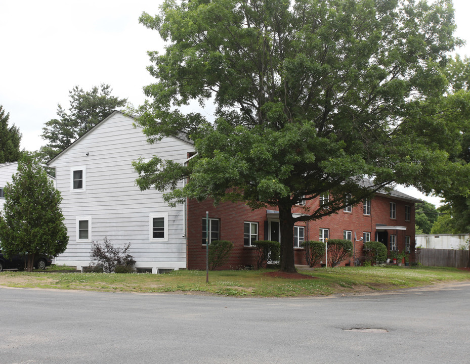 17 Avenue C in Turners Falls, MA - Foto de edificio