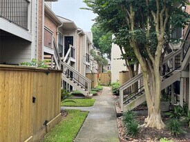 2001 Bering Dr in Houston, TX - Building Photo