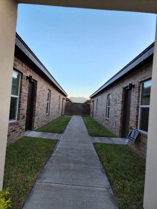 3701 Paola St, Unit 2 in Edinburg, TX - Foto de edificio