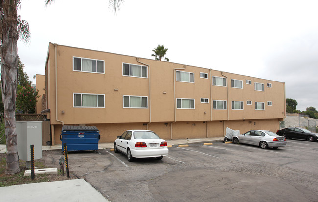 5511 Adelaide Ave in San Diego, CA - Foto de edificio - Building Photo