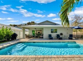 737 91st Ave N in Naples, FL - Building Photo