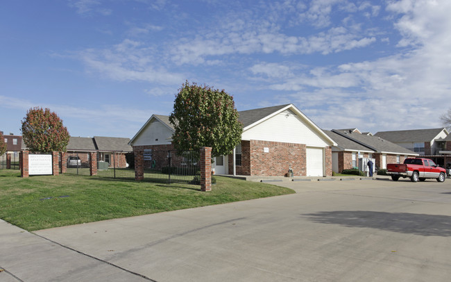 Brentwood Apartments in Burleson, TX - Foto de edificio - Building Photo