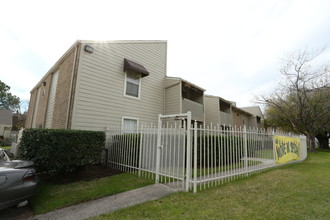 West Lodge Apartments in Baytown, TX - Building Photo - Building Photo