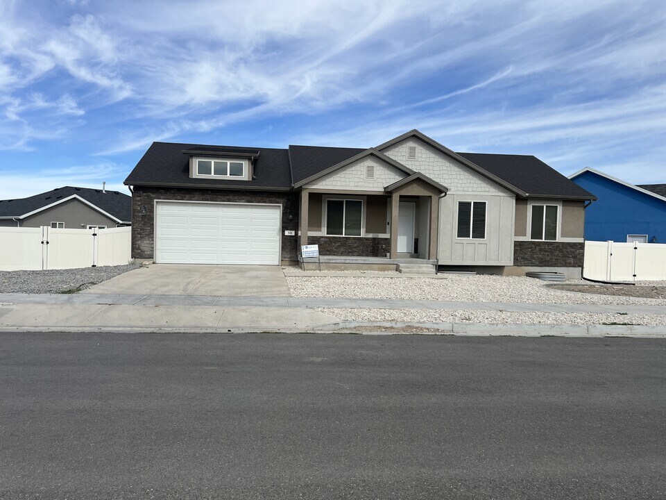 304 Destiny Wy in Tooele, UT - Building Photo