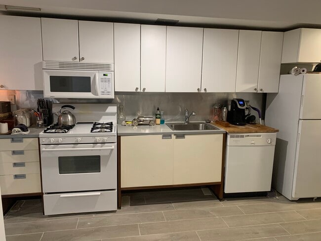 3578 13th St NW, Unit English Basement in Washington, DC - Foto de edificio - Building Photo