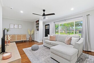 2015 Woodcrest Dr in Houston, TX - Building Photo - Building Photo