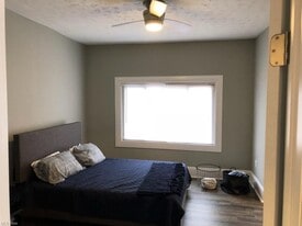 1387 W 69th St, Unit 1