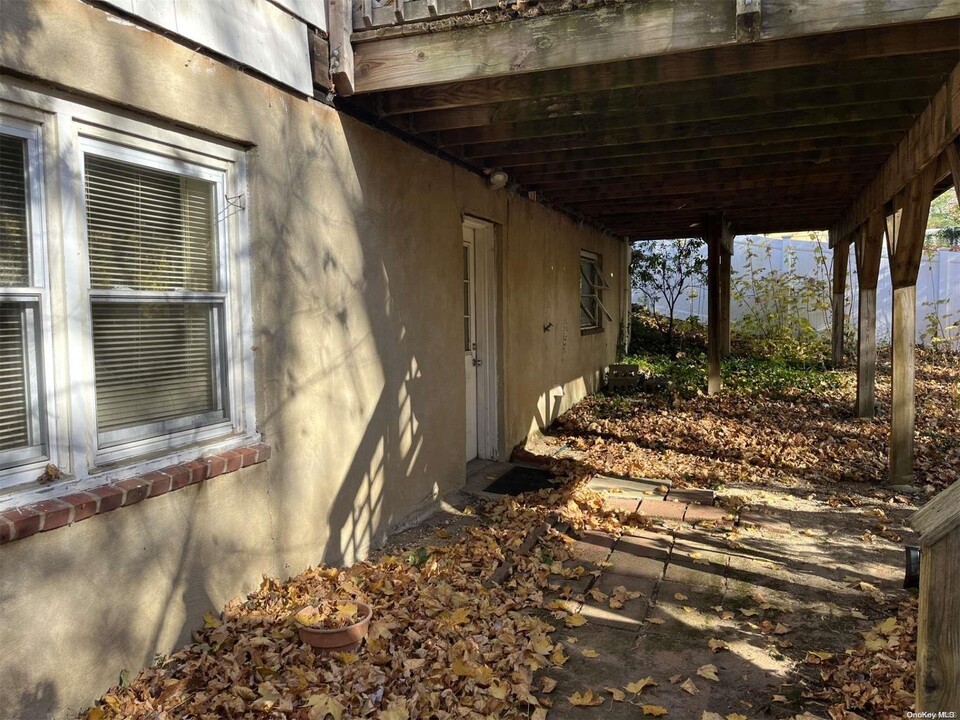 130 Abbott Dr in Halesite, NY - Building Photo