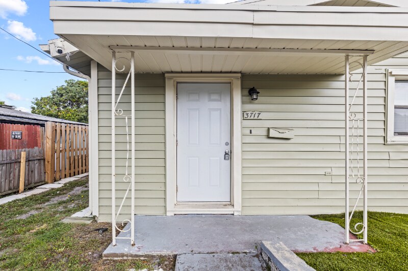 3717 Pinewood Ave in West Palm Beach, FL - Building Photo