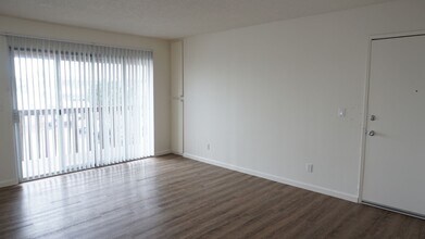 325 Roosevelt St in Chula Vista, CA - Foto de edificio - Building Photo