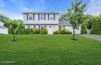 2300 Oak Knoll Dr in Toms River, NJ - Building Photo - Building Photo