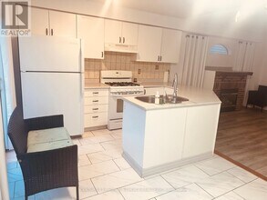 48 Yellow Brick Rd in Brampton, ON - Building Photo - Building Photo