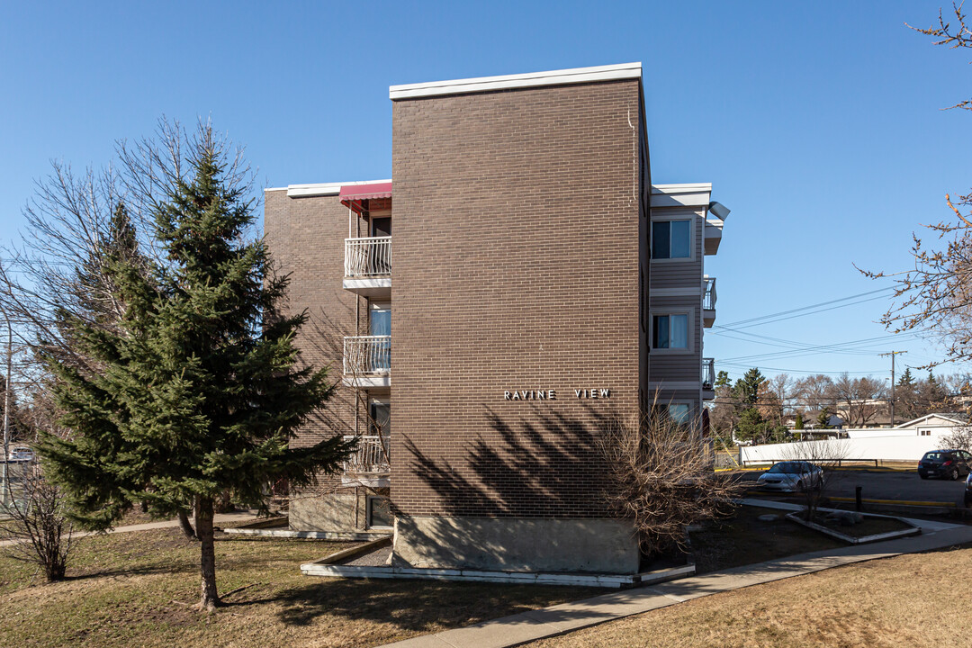 Ravine View in Edmonton, AB - Building Photo