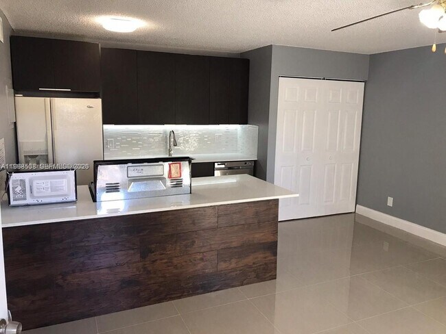 637 Executive Center Dr in West Palm Beach, FL - Building Photo - Building Photo