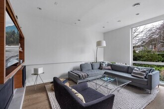 1928 Templeton Dr in Vancouver, BC - Building Photo - Building Photo