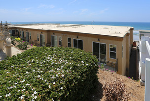 318 S The Strand in Oceanside, CA - Foto de edificio - Building Photo