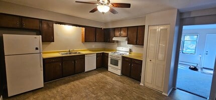111 Arthur Ave in Fox Lake, IL - Foto de edificio - Building Photo