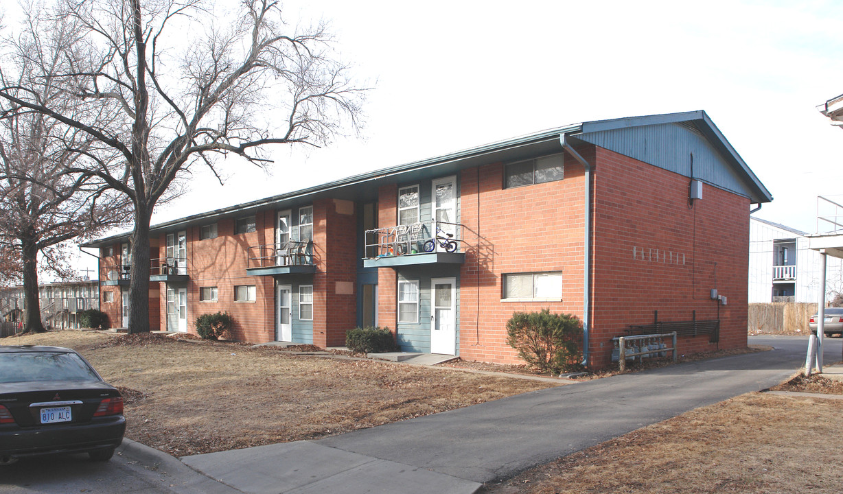 Campus View West in Lawrence, KS - Building Photo