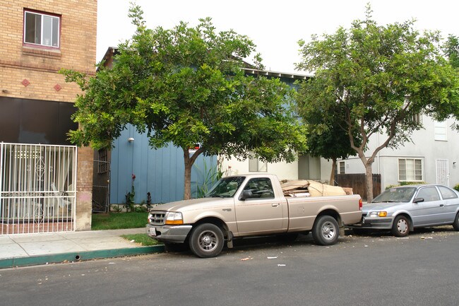 115 E Chestnut St in Glendale, CA - Foto de edificio - Building Photo