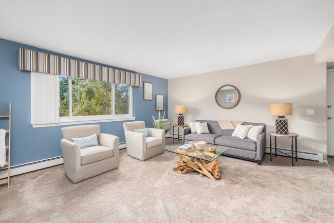 East Bay Village in Middletown, RI - Foto de edificio - Building Photo