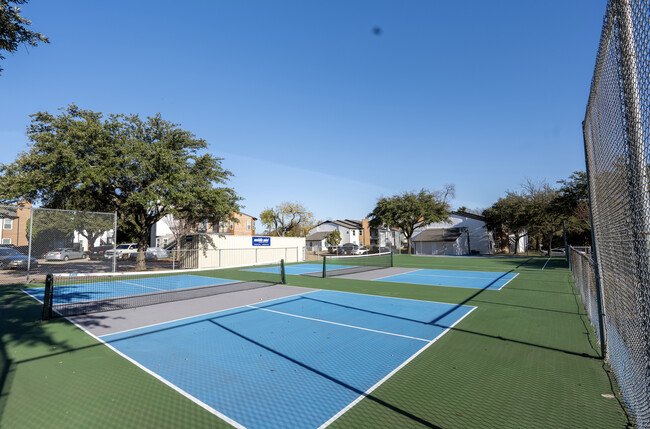 Eagle Creek Landing Apartments in Desoto, TX - Building Photo - Building Photo