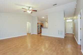 12860 Ellis Island Dr in Jacksonville, FL - Foto de edificio - Building Photo