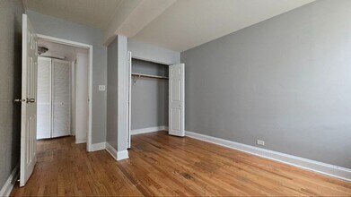 2501 W Touhy Ave in Chicago, IL - Building Photo - Building Photo