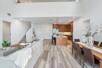 2358 Velocity Cmn in Fremont, CA - Foto de edificio - Building Photo