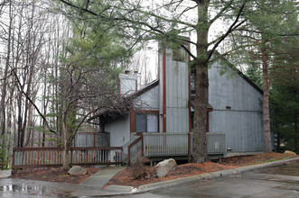 Pine Mill Ridge Apartments in Cuyahoga Falls, OH - Building Photo - Building Photo