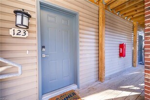 414 Delaware Ave, Unit 123 in Norfolk, VA - Building Photo