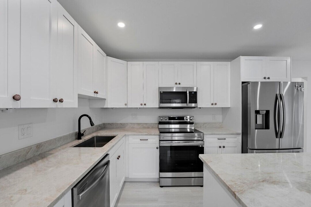 1279 Beach Rd in Riviera Beach, FL - Building Photo