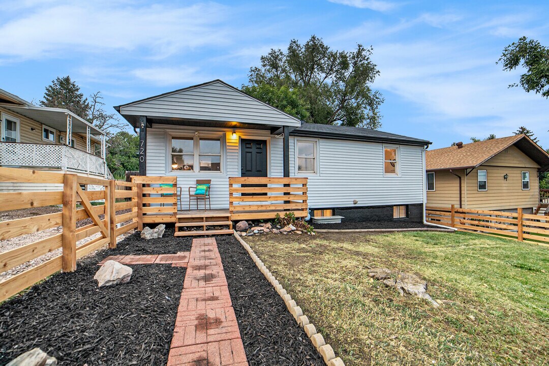 720 W Washington St in Colorado Springs, CO - Building Photo