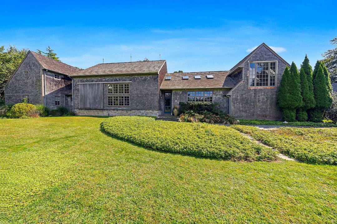 958 Cobb Rd W in Water Mill, NY - Foto de edificio