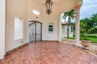 9981 SW 70th St in Miami, FL - Building Photo - Building Photo