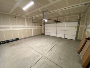 1045 W Sedona Ave in Visalia, CA - Building Photo - Building Photo