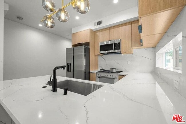 2001 Vista Del Mar Ave in Los Angeles, CA - Building Photo - Building Photo