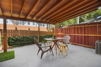 8360 NW 8th St in Miami, FL - Building Photo - Building Photo