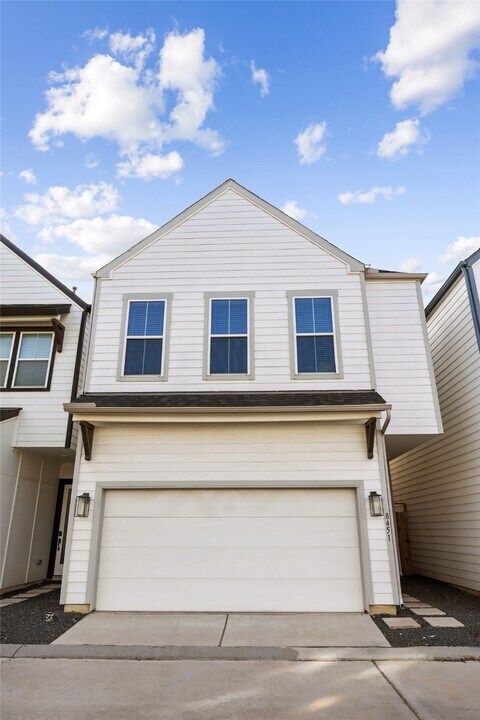 8451 Berry Brush Ln in Houston, TX - Foto de edificio