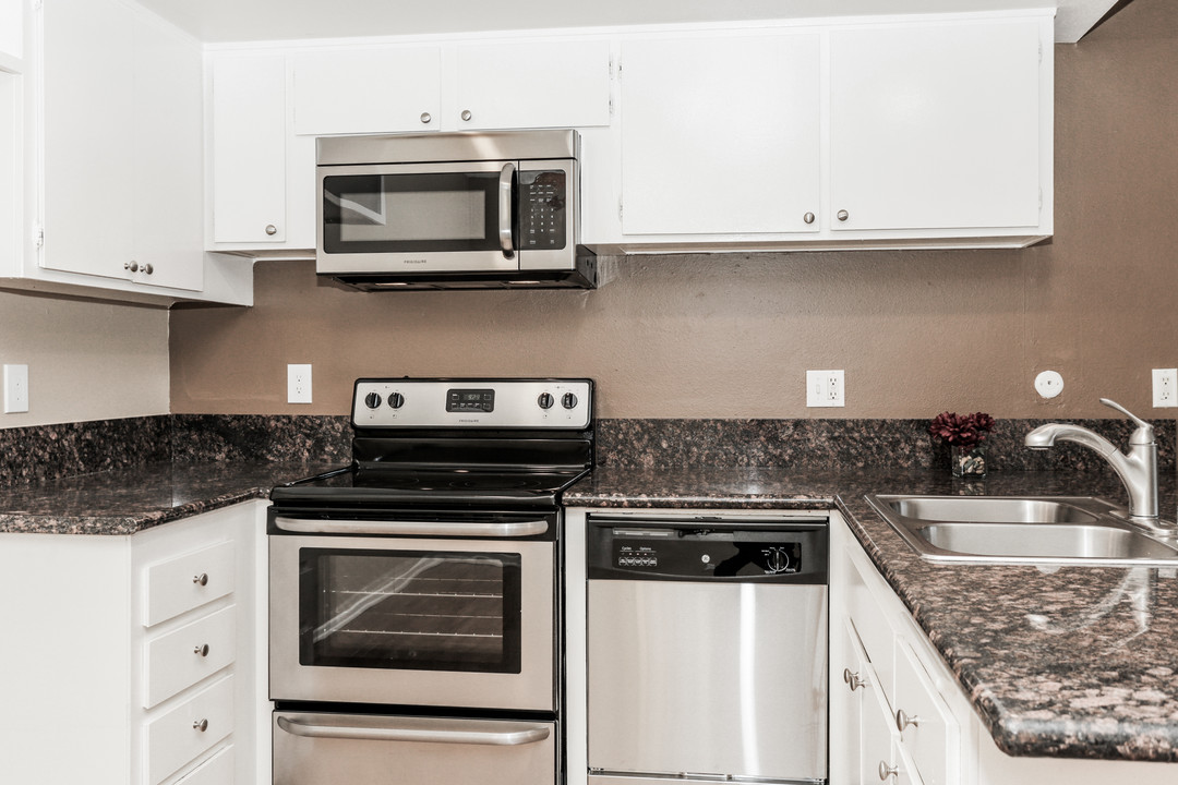 Cross Roads Apartment Homes in Anaheim, CA - Foto de edificio