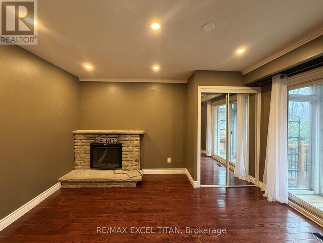 251 Shawnee Cir in Toronto, ON - Building Photo - Building Photo