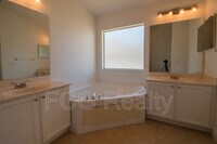 661 Berwick Dr photo'