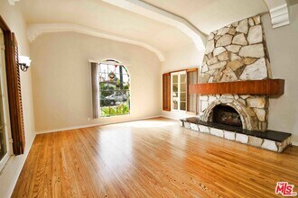 168 N Doheny Dr in Beverly Hills, CA - Foto de edificio - Building Photo