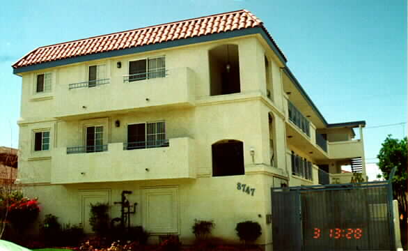 8747 Reading Ave in Los Angeles, CA - Building Photo