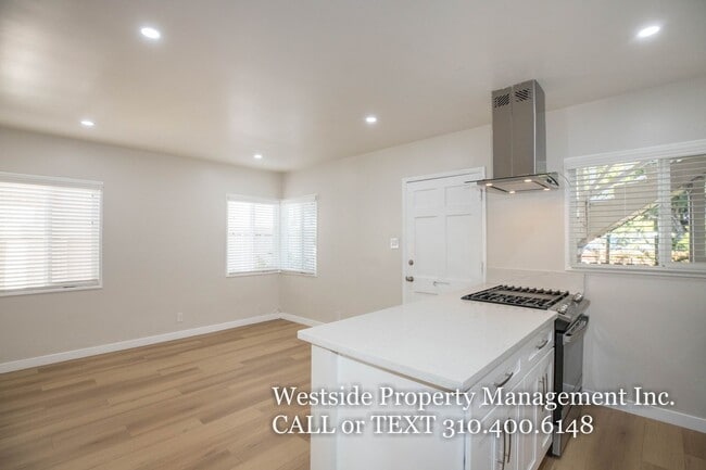 3028 Colorado Ave in Santa Monica, CA - Building Photo - Building Photo