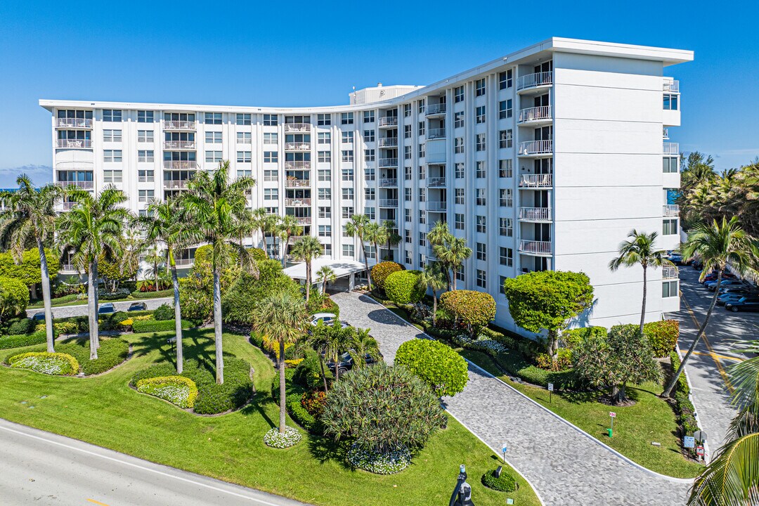 Harbour House of Palm Beach in Palm Beach, FL - Building Photo