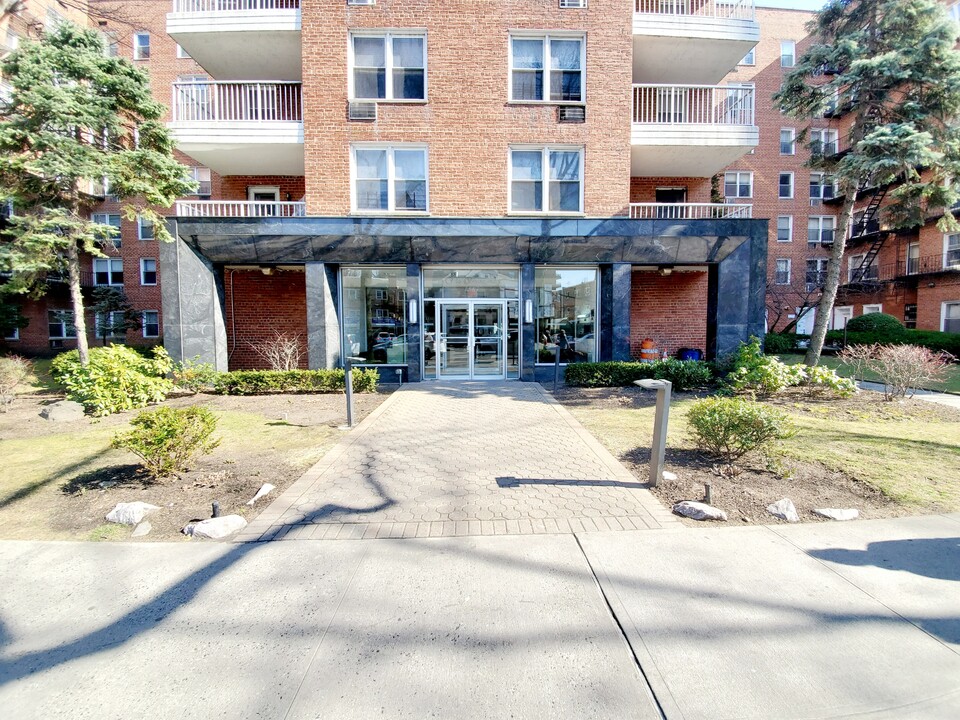 4265 Kissena Blvd in Flushing, NY - Building Photo