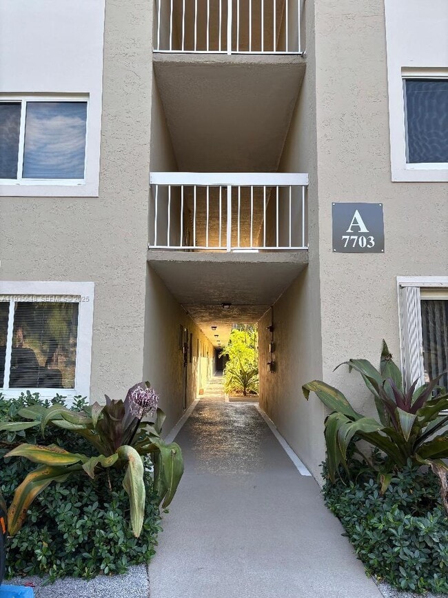 7703 Camino Real in South Miami, FL - Building Photo - Building Photo