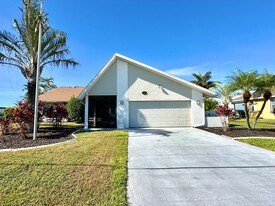 814 SW Santa Barbara Pl in Cape Coral, FL - Foto de edificio - Building Photo