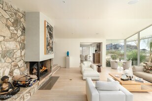 4222 E McDonald Dr in Paradise Valley, AZ - Building Photo